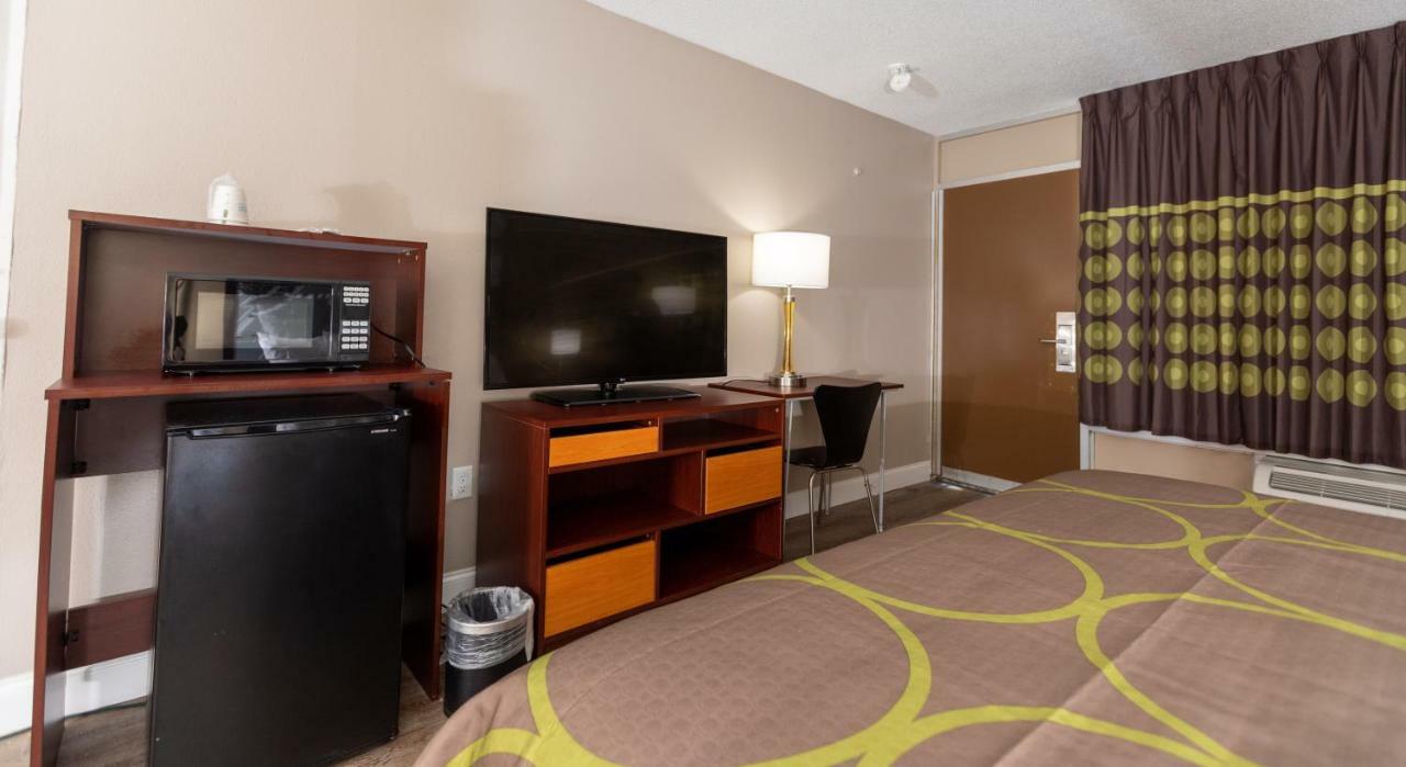 Super 8 by Wyndham Goldsboro Motel Eksteriør billede