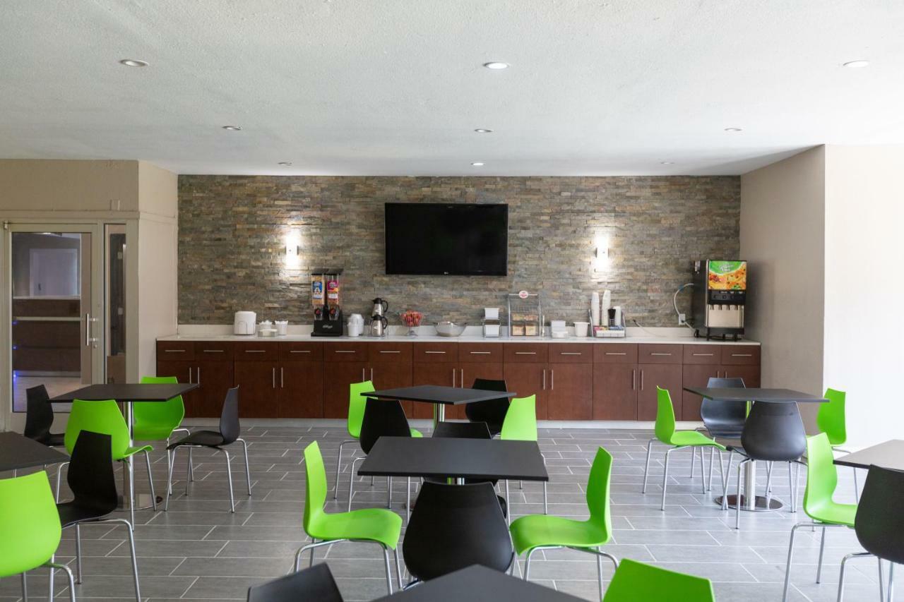 Super 8 by Wyndham Goldsboro Motel Eksteriør billede